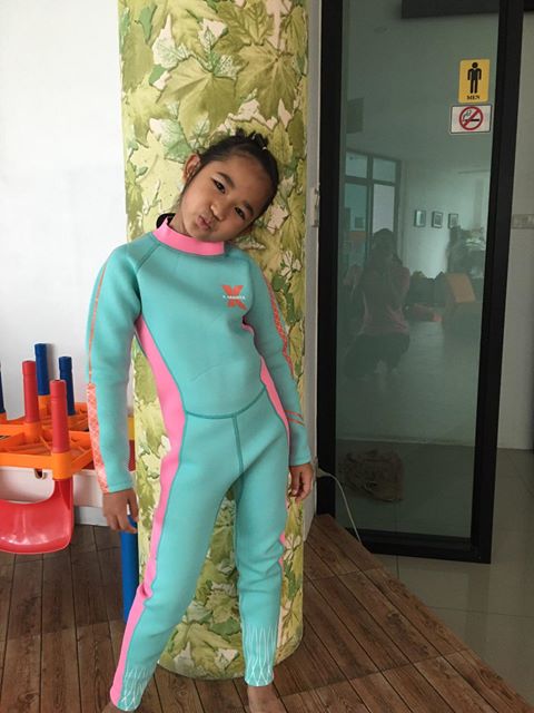 ชุดว่ายน้ำกันหนาว