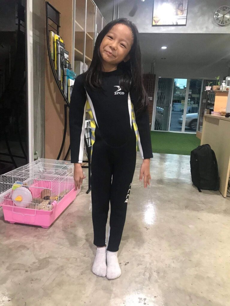 ชุดว่ายน้ำกันหนาว